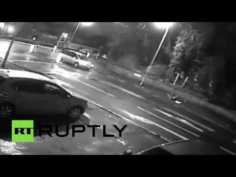 سيارة تدهس شخصًا وسائقها يفر من موقع الجريمة