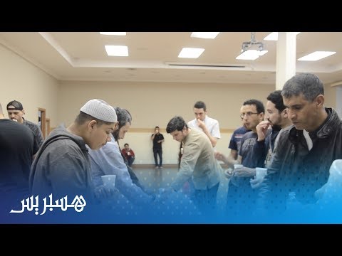 شاهدإفطار جماعي في مسجد نور الإسلام في كندا