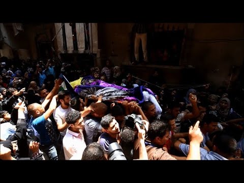 شاهدآلاف الفلسطينيين يشيعون مسعفة قتلت برصاص الجيش الإسرائيلي في غزة
