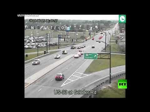 سائق أميركي يرجع بسيارته خلفًا في طريق مزدحم