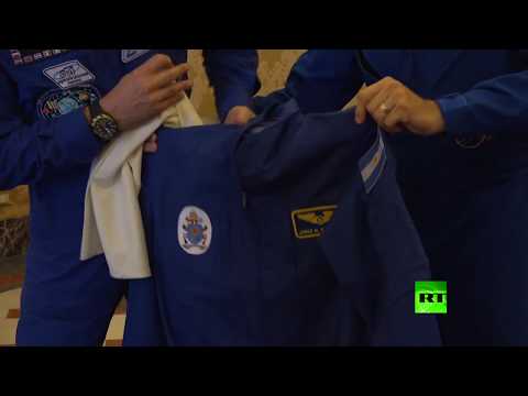 شاهد بدلة رائد الفضاء هدية إلى البابا فرنسيس