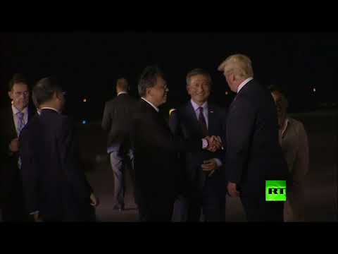 شاهد  دونالد ترامب يصل إلى سنغافورة للقاء كيم جونغ