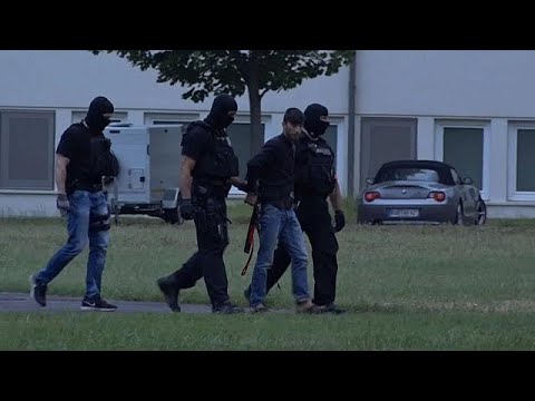 شاهد برلين تتسلم من العراق مهاجرا سابقا اغتصب وقتل فتاة ألمانية