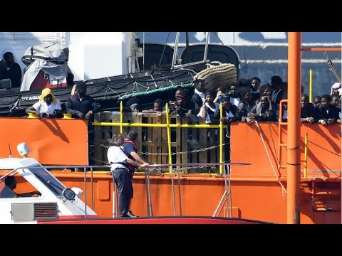 شاهد أكواريوس وسفن أخرى تحمل المهاجرين الذين كانوا على متنها