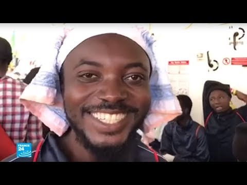 شاهدمهاجرون يصلون إلى بر الأمان في إسبانيا