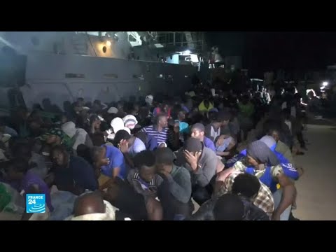 شاهددوريات خفر السواحل تنقذ مئات المهاجرين في ليبيا