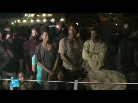 سفينة محملة بالمهاجرين عالقة في المياه الدولية