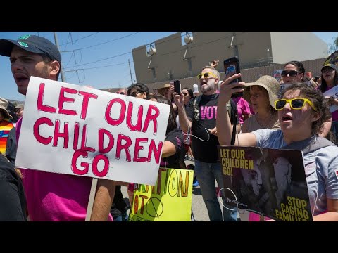 شاهد محكمة أميركية تأمر بلم شمل أطفال المهاجرين مع عائلاتهم