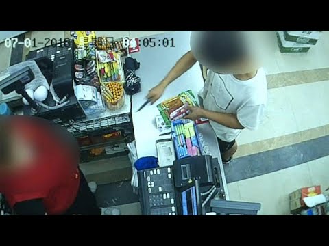 شاهد بائعة شجاعة تحبط سرقة متجرها