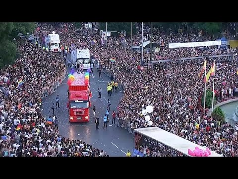 شاهد مسيرة فخر المثلية تطوف الشوارع