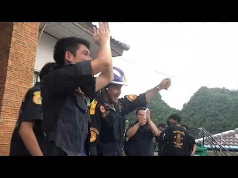 شاهد الشرطة التايلاندية تحتفل بعد إنقاذ أطفال الكهف ومدربهم