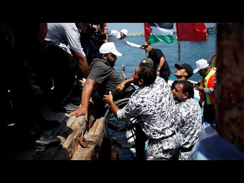 شاهد إسرائيل تعترض سفينة الحرية 2 وتعتقل جميع ركابها