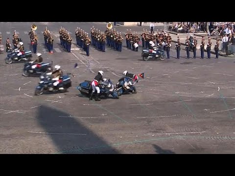 شاهد حادث تصادم محرج في احتفال بحضور ماكرون