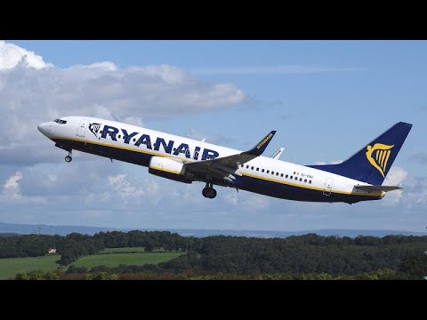 إصابة 33 شخصًا إثر هبوط اضطراري لطائرة