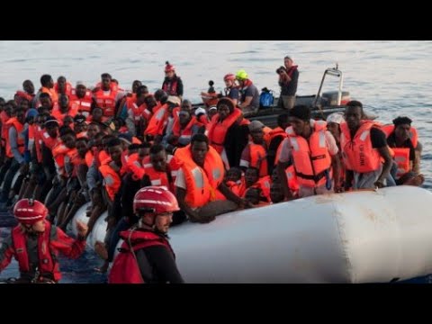 مناشدات لتونس لاستقبال سفينة تقل مهاجرين