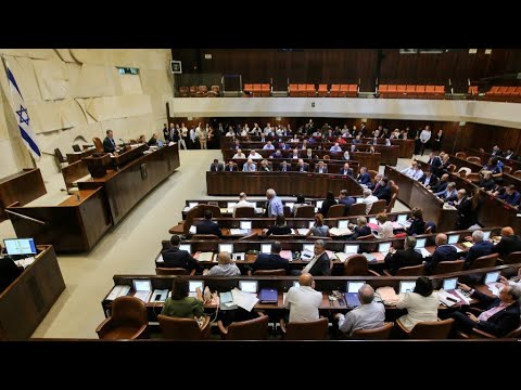 نواب الكنيست العرب يمزقون نص قانون الدولة القومية