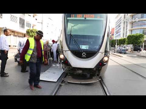 شاهد لحظة اصطدام سيارة بتراموايْ الرباط في سلا