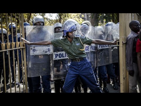 شاهد  مواجهات دامية في زيمبابوي عقب إعلان  فوز الحزب الحاكم في الانتخابات التشريعية