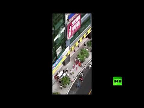 شاهد لحظة إنقاذ طفل من الموت خلال سقوطه من الطابق الرابع