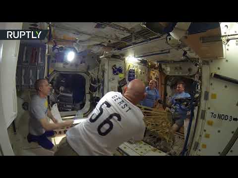 شاهد طاقم المحطة الفضائية الدولية يلعبون التنس في ظروف انعدام الجاذبية