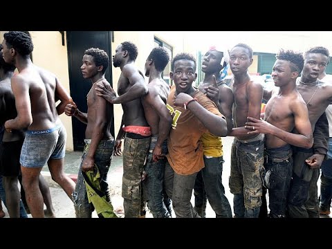 شاهد إسبانيا تُرحّل عددًا من المهاجرين الأفارقة إلى المغرب