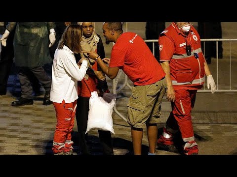 شاهد  السلطات الإيطالية تسمح لـ 29 قاصرًا بالنزول من سفينة أوبالدو ديتشي