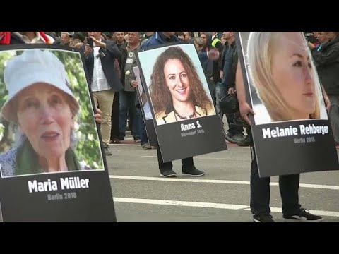 شاهدمواجهات واعتقالات خلال مظاهرات في ألمانيا لمناهضي الفاشية ومؤيدي اليمين المتطرف