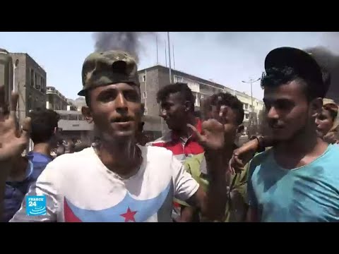 شاهد يمنيون يتظاهرون في عدن احتجاجًا على ارتفاع الأسعار وتدهور الأوضاع