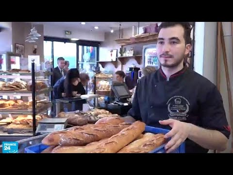 شاهد شاب تونسي يُقدم الخبز إلى الرّئيس الفرنسي ماكرون كلّ يوم