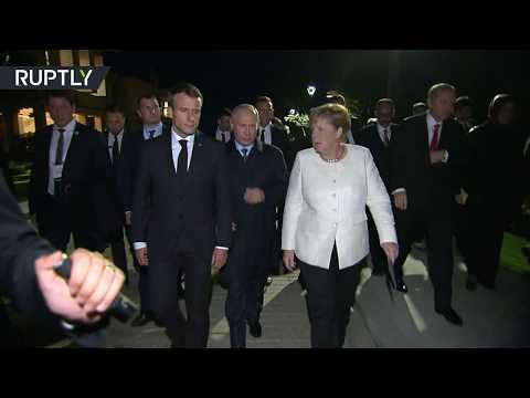 شاهد معطف بوتين يثير اهتمام ميركل خلال قمَّة اسطنبول