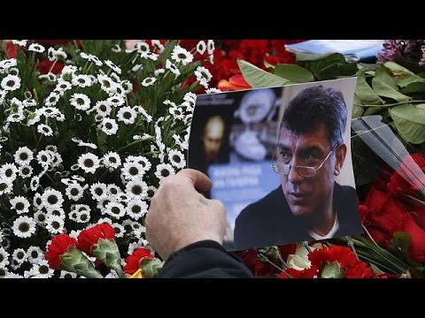 شموع وزهور وسط الجسر الكبير في موسكو