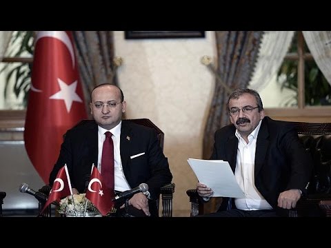 أوجلان يدعو مقاتليه لاتخاذ قرار تاريخي بإلقاء السلاح