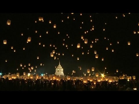 شاهد كرنفال تايلاندي تضيء لياليه آلاف الفوانيس والشموع
