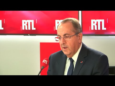 شاهد  جان كلود يونكر يُداعب شعر مسؤولة في مقر الاتحاد الأوروبي