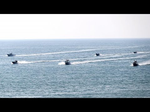 شاهد إيران تُجرى مناورات عسكرية بعد دخول حاملة طائرات للخليج