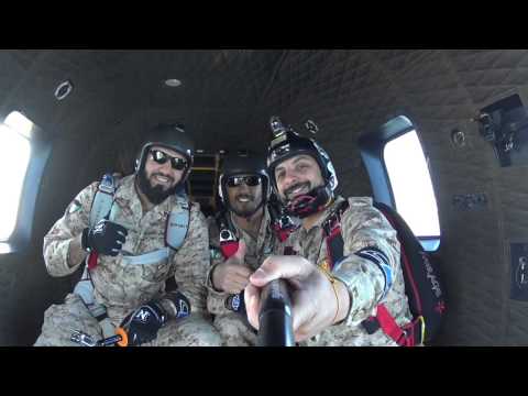 ضباط الجيش الكويتي يلتقطون صورة سيلفي