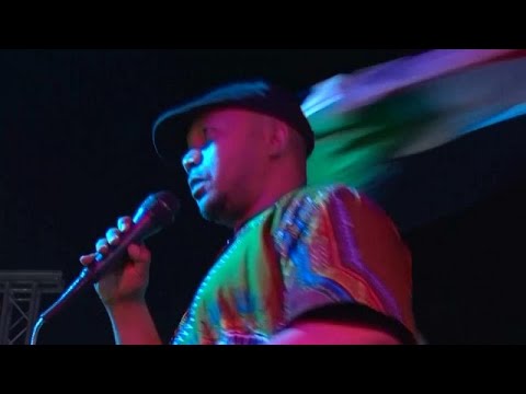 الفنان السوداني أيمن ماو يعود إلى موطنه