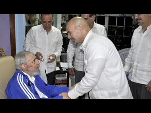 رئيس كوبا يستقبل 5 مواطنين عقب وصولهم البلاد