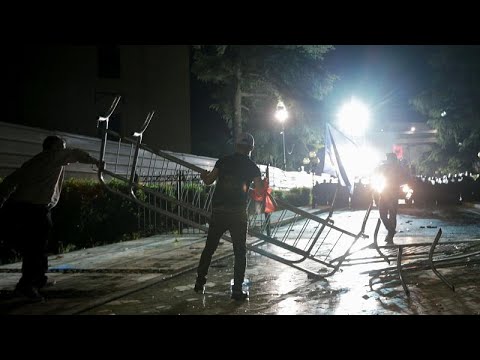 شاهد الرئيس الألباني يُلغي الانتخابات البلدية والحكومة تتهمه بخالفة القانون