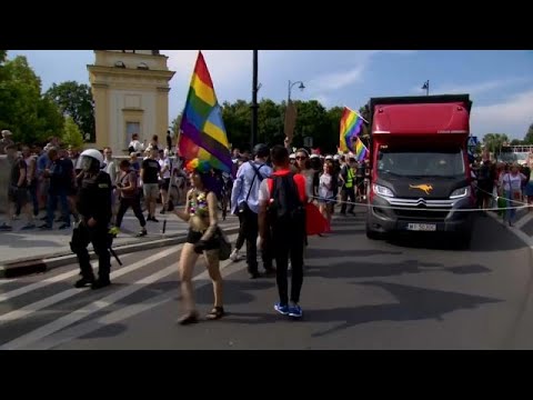 شاهد مواجهات بين الشرطة البولندية وأفراد هاجموا مسيرة للمثليين