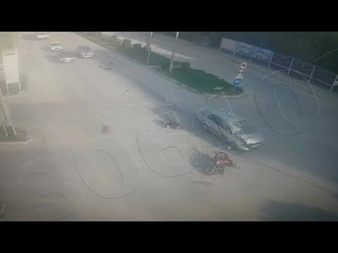 شاهد سيارة مسرعة تُطيح بدراجة نارية بإشارة مرورة في تركيا