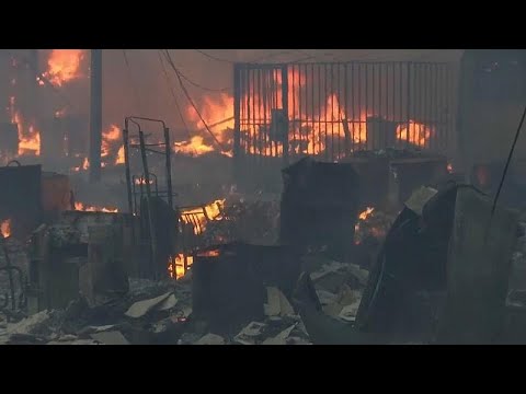 شاهد حريق ضخم يلتهم مئات المنازل في بيرو