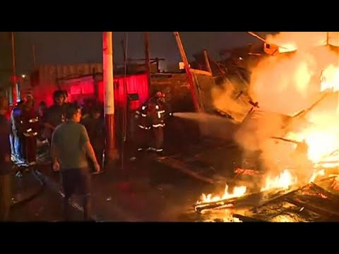 شاهد حريق كبير يدمر مئات المنازل الفقيرة في كالاو البيروفية