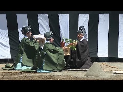 شاهد تحضيرات الاحتفاء بإمبراطور اليابان الجديد تبدأ بمراسم دينية