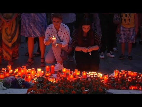 شاهد الآلاف يتظاهرون في رومانيا احتجاجًا على اغتصاب وقتل فتاة مراهقة