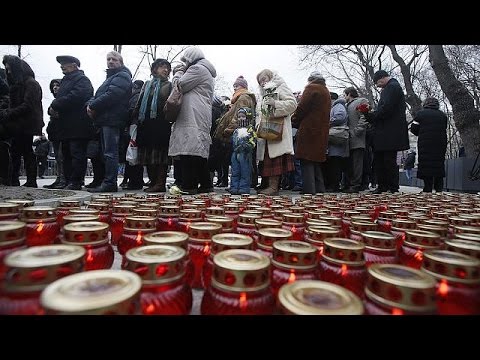 لحظة تشييع جثمان المعارض بوريس نيميتسوف