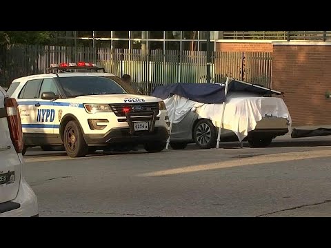 شاهد أب أميركي يتسبب في مقتل طفليه التوأم بنسيانهما 8 ساعات في السيارة