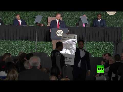 شاهد فلسطيني يُقاطع كلمة دونالد ترامب ويؤكد فيرجينيا هي بيتنا