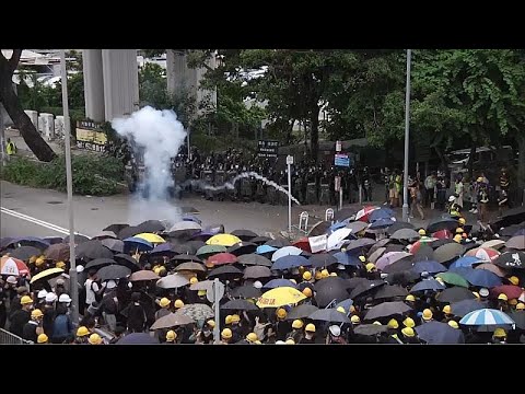 الشرطة تواجه المتظاهرين بالغاز المسيل للدموع في هونغ كونغ