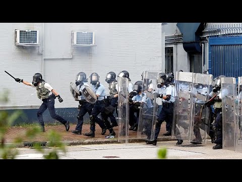 شاهد الشرطة الصينية تشارك في تدريبات لمكافحة الشغب قرب حدود هونغ كونغ